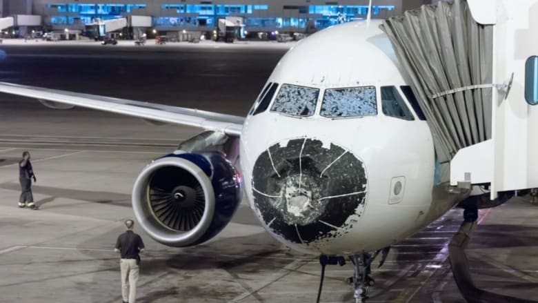 أمريكا: طائرة مهشمة الزجاج ومصابة بصاعقة ودون مقدمة.. تهبط بأعجوبة بلا ضحايا