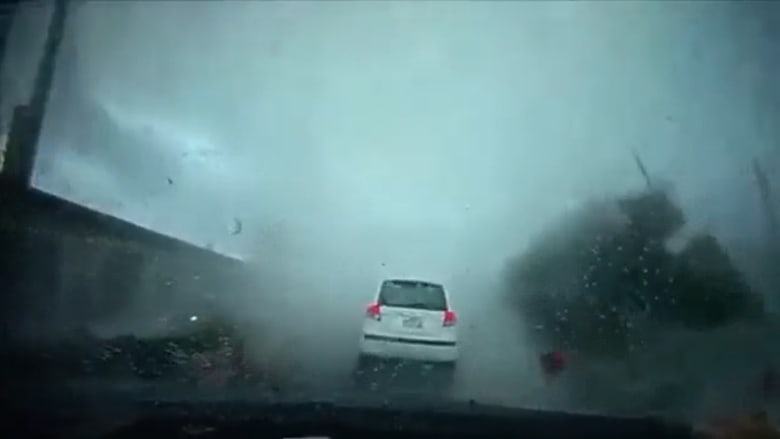 بالفيديو.. سيارة تطير في الهواء بسبب إعصار تايوان