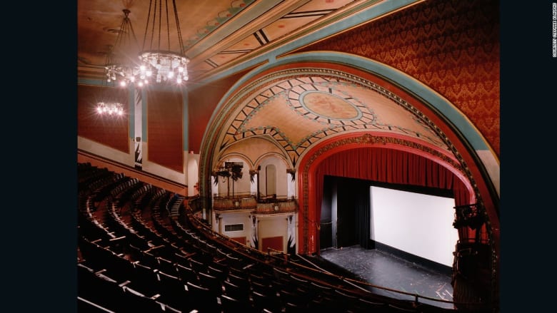 دور السينما في أمريكا بالعشرينيات.. تحفة معمارية أسعدت الناس أيام الكساد دور السينما في أمريكا بالعشرينيات.. تحفة معمارية أسعدت الناس أيام الكساد