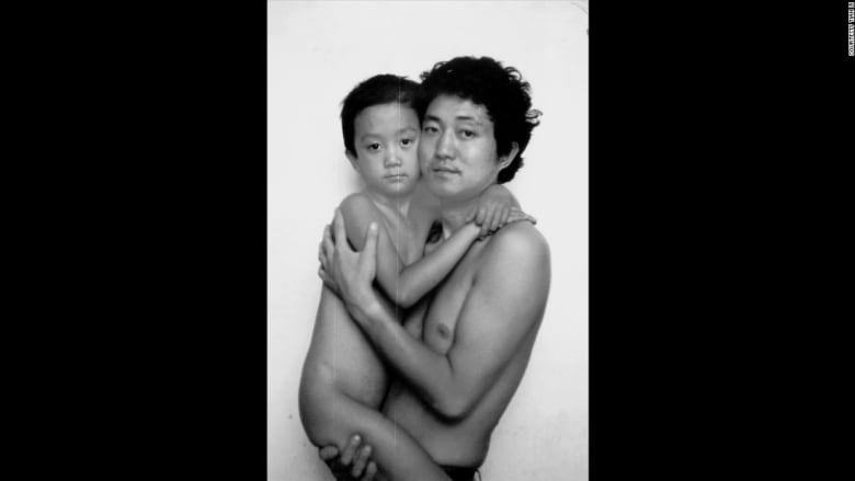 أب وابنه يلتقطان 30 صورة في 30 عاماً.. فماذا أظهرت آخر صورة؟ أب وابنه يلتقطان 30 صورة في 30 عاماً.. فماذا أظهرت آخر صورة؟