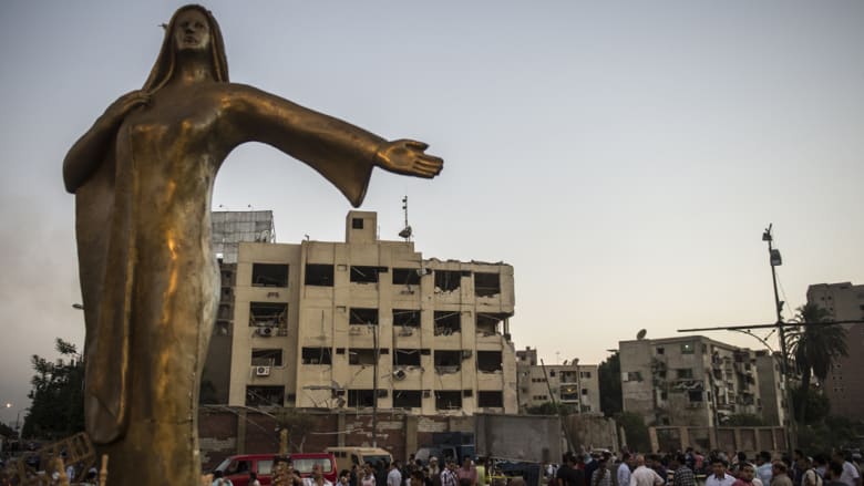 بالصور.. المشاهد الأولية بعد تفجير شبرا الخيمة في العاصمة المصرية بالصور.. المشاهد الأولية بعد تفجير شبرا الخيمة في العاصمة المصرية