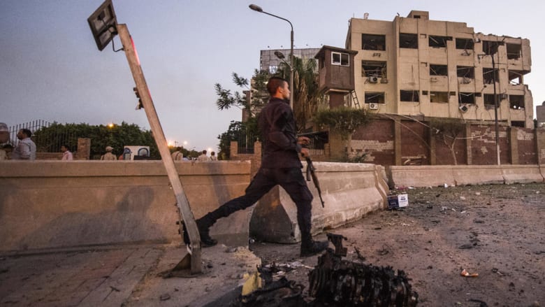 بالصور.. المشاهد الأولية بعد تفجير شبرا الخيمة في العاصمة المصرية بالصور.. المشاهد الأولية بعد تفجير شبرا الخيمة في العاصمة المصرية