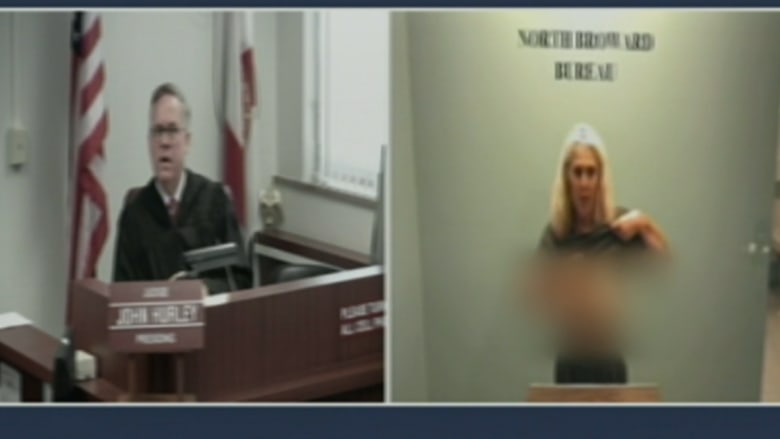 شاهد كيف تعامل قاض أمريكي مع فتاة ليل تعرت أمامه لإظهار أدلة ضرب الشرطة
