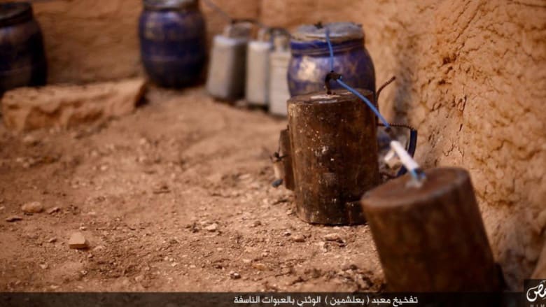 بالصور.. داعش ينشر لقطات لعمليات تفخيخ وتفجير معبد بعلشمين "الوثني" في تدمر بالصور.. داعش ينشر لقطات لعمليات تفخيخ وتفجير معبد بعلشمين "الوثني" في تدمر