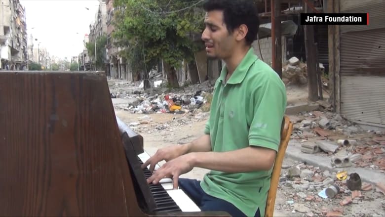 شاهد.. عندما يرتعش “داعش” خوفا من آلة بيانو