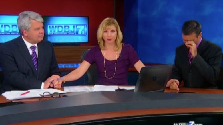 بالفيديو.. مذيعو "WDBJ " يبكون على الهواء ودقيقة حداد على مقتل صحفيين بالقناة 