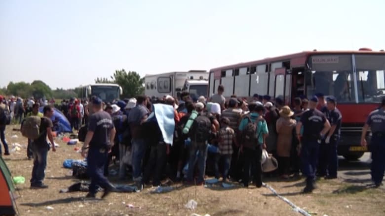 بالفيديو.. مهاجرون من سوريا والعراق يحتجون على حدود المجر 