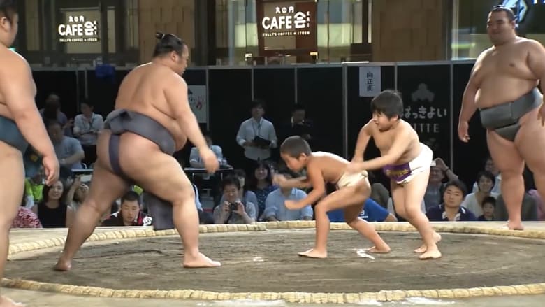 طفلان في الابتدائية يواجهان في اليابان أفضل مصارعي السومو
