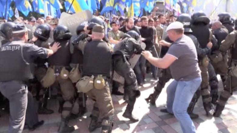 بالفيديو.. اشتباكات عنيفة بين المتظاهرين وقوات الأمن في أوكرانيا