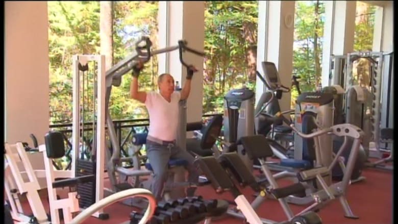 بالفيديو.. بوتين يستعرض عضلاته العسكرية.. والبدنية