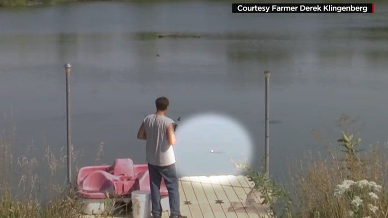بالفيديو: شاب يصطاد سمكة.. بطريقة تتخطى كل التوقعات!