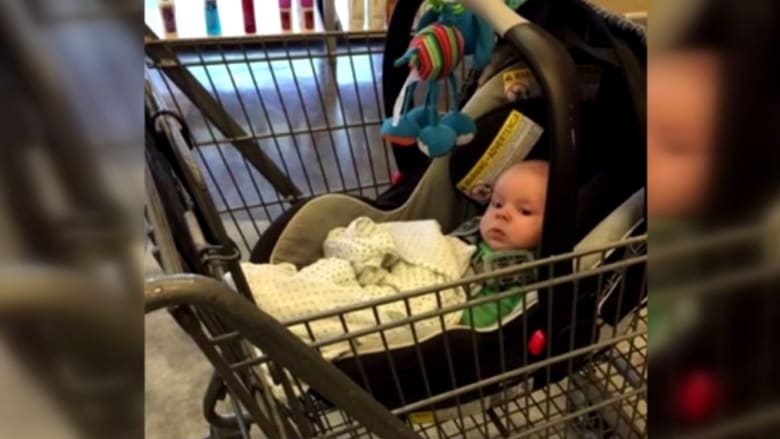 نسيت طفلها الرضيع في عربة التسوق وعادت بعد أربعين دقيقة