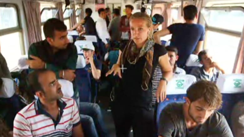  مراسلة CNN على متن قطار مكتظ بالمهاجرين السوريين في المجر: يتعلقون بالأمل وسط خوف الآباء
