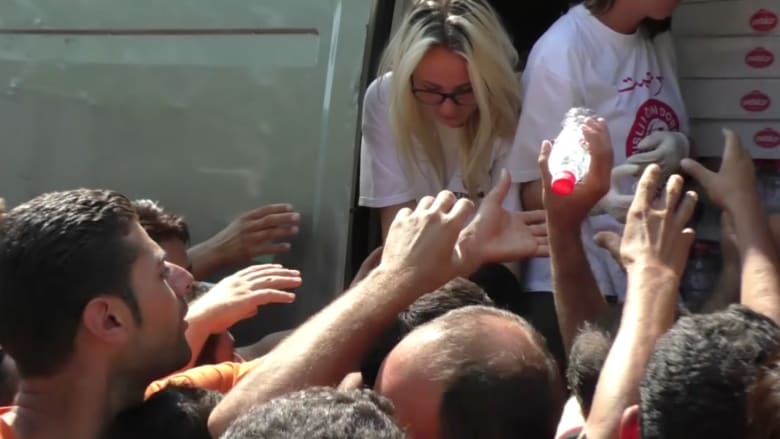بالفيديو..شاهد توزيع المساعدات على لاجئي سوريا في بلغراد
