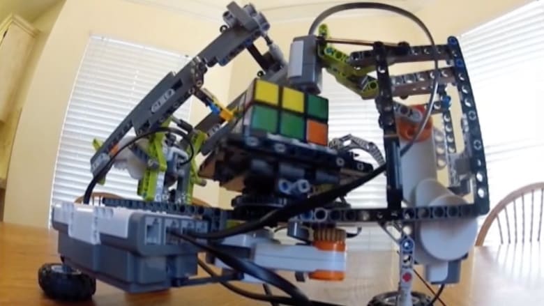 بالفيديو.. شاهد طفل يبتكر روبوتاً حل لغز مكعب روبيك بدقيقتين