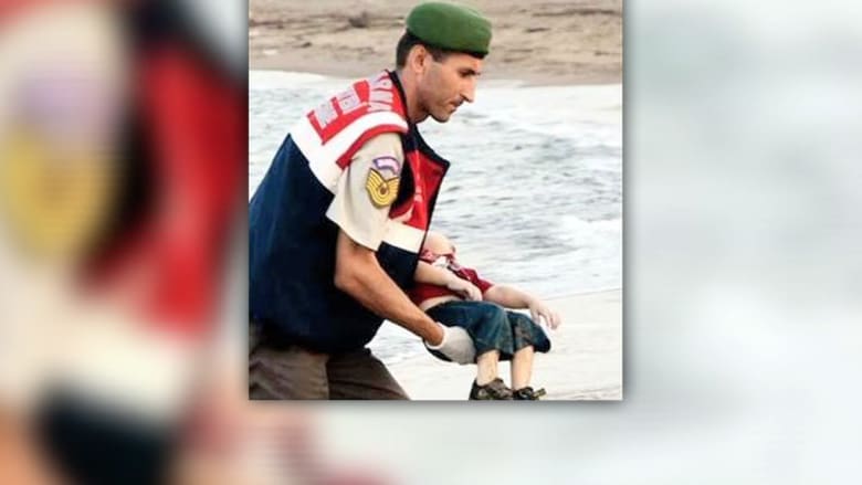 الطفل آلان.. هكذا انتهت رحلته على شواطئ تركيا.. واعتقال 4 على علاقة بمقتل عائلة الكردي