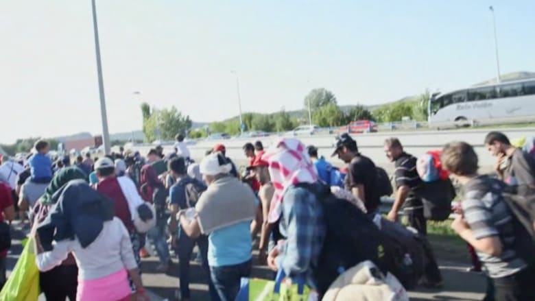 بالفيديو.. مئات اللاجئين يتجهون من المجر إلى النمسا سيراً على الأقدام