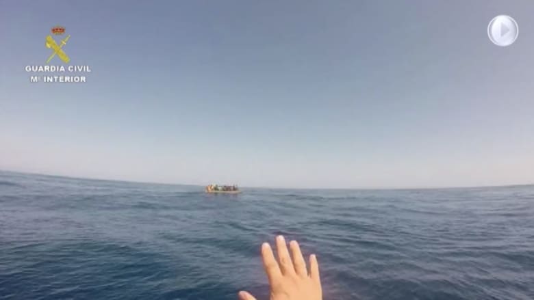 بالفيديو.. حرس السواحل الإسباني ينقذ 69 مهاجراً قرب السواحل المغربية 