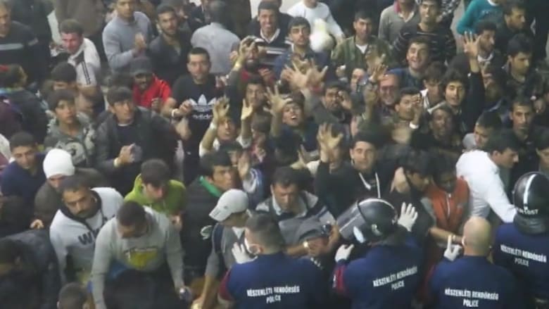بالفيديو.. شرطة المجر تلقي الطعام بطريقة "مهينة" على اللاجئين