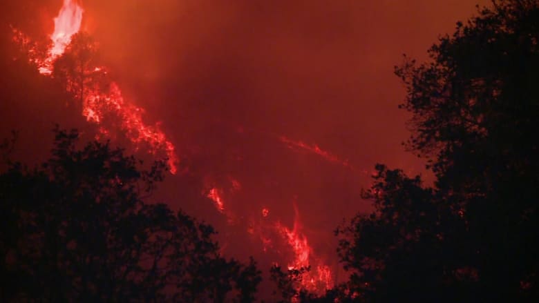 بالفيديو.. رقعة الحرائق بكاليفورنيا تزداد ثلاثة أضعاف خلال 24 ساعة وتحذيرات من الأسوأ