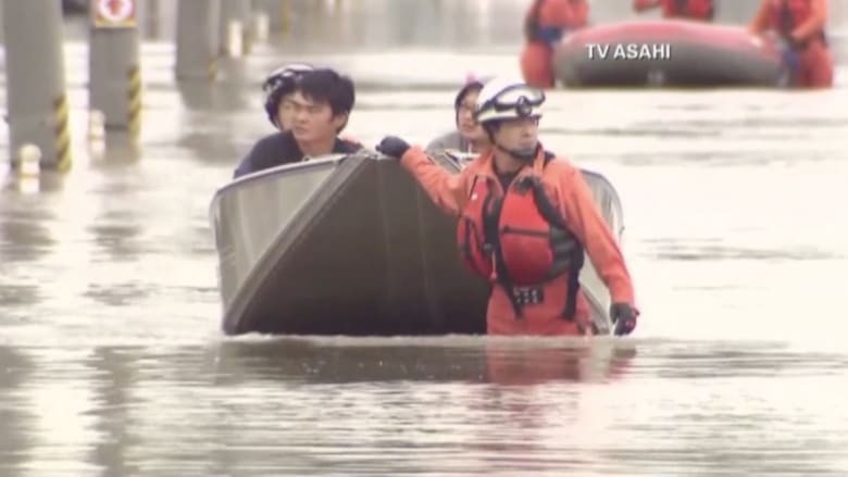 بالفيديو.. فيضانات وانهيارات أرضية تتسبب بمقتل 5 وفقدان 15 في اليابان