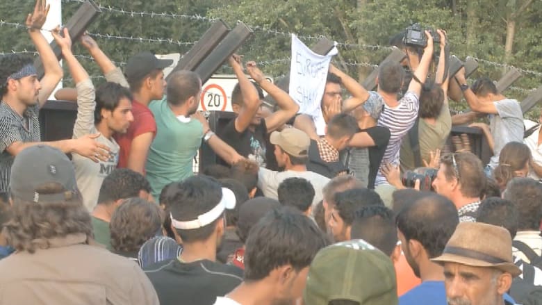 المجر تشدد الخناق على حدودها.. وأحد اللاجئين: لم يبق لدينا شيء لنخسره