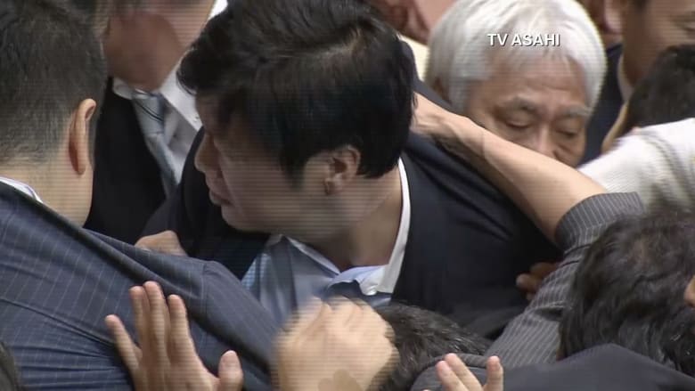 بالفيديو.. اشتباكات بالأيدي بين أعضاء البرلمان الياباني