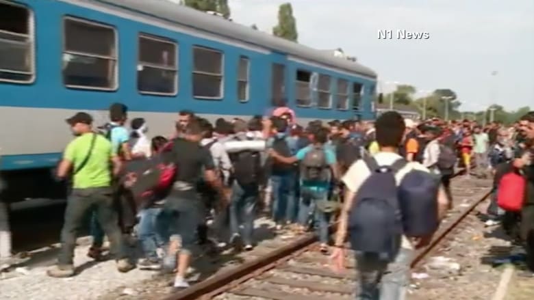 بالفيديو.. معاناة اللاجئين تتفاقم على حدود كرواتيا 