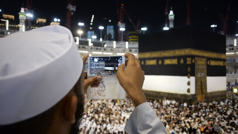 حاج يلتقط صورة للكعبة حاج يلتقط صورة للكعبة