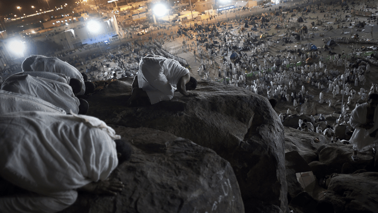 حجيج يؤدون الصلاة على جبل عرفات حجيج يؤدون الصلاة على جبل عرفات