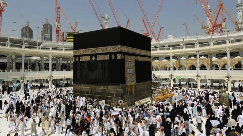 شاهد عملية تغيير كسوة الكعبة في يوم عرفة شاهد عملية تغيير كسوة الكعبة في يوم عرفة