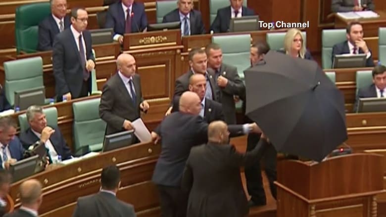 بالفيديو.. شاهد رشق رئيس وزراء كوسوفو بالبيض داخل البرلمان