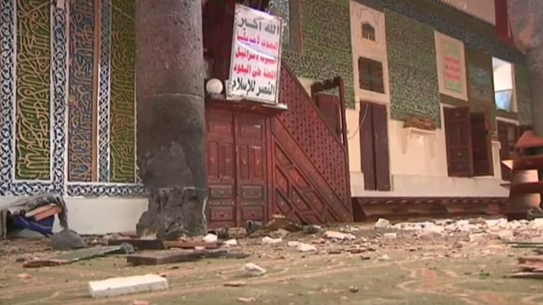 بالفيديو.. المشاهد الأولية لما بعد استهداف مسجد في صنعاء