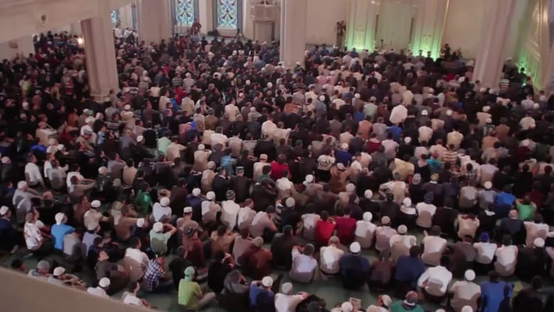 بالفيديو.. آلاف المسلمين يحتفلون بعيد الأضحى في مسجد موسكو الكبير