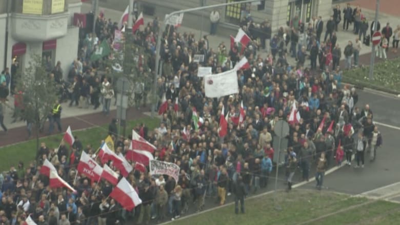 بالفيديو.. آلاف المتظاهرين في بولندا يحتجون على استقبال اللاجئين في بلادهم