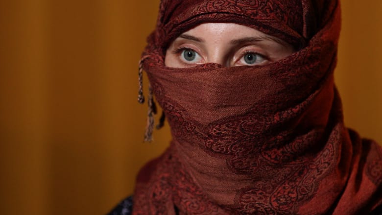 فتاة إيزيدية استعبدها داعش تروي كيف ضربها البغدادي واغتصب الرهينات وبينهن أمريكية