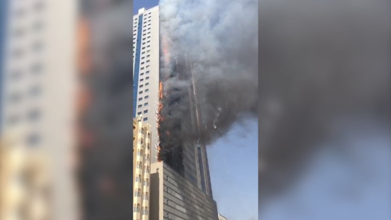 بالفيديو.. الصور الأولى لحريق هائل اندلع في مبنى سكني بالشارقة في دولة الإمارات