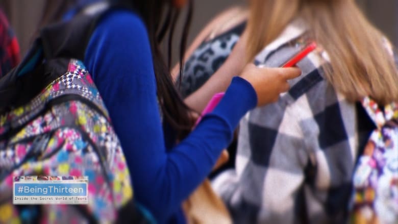 شاهد.. مخاطر مواقع التواصل الاجتماعي على المراهقين.. وكيف للآباء والأمهات التعامل معها؟