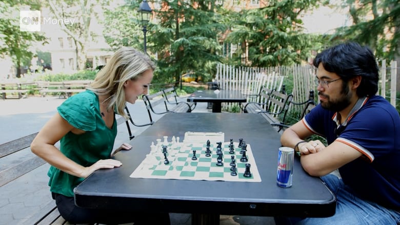 لاعب الشطرنج الأول في أمريكا برعاية ريد بول يتحدث عن المال وحركاته المفضلة