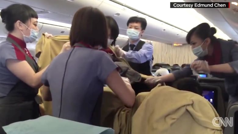 بالفيديو.. طفلة صينية تولد على متن الطائرة