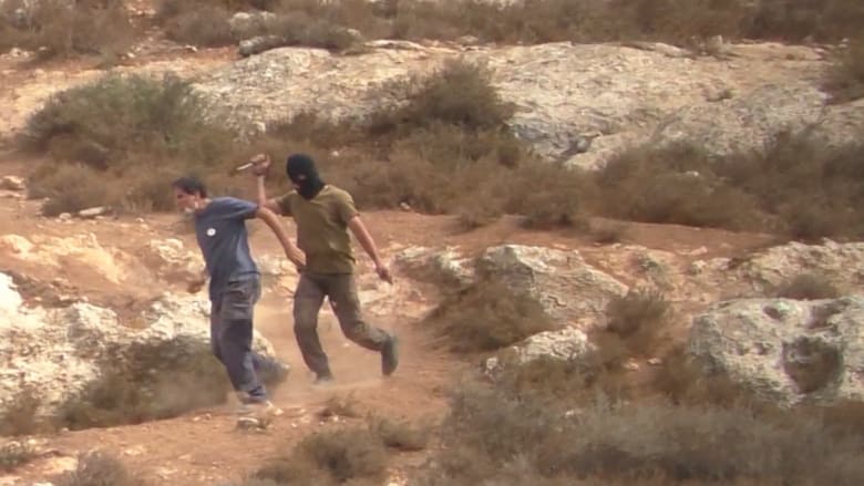 بالفيديو.. مسلح بسكين يهاجم حاخاماً قرب مستوطنة يهودية