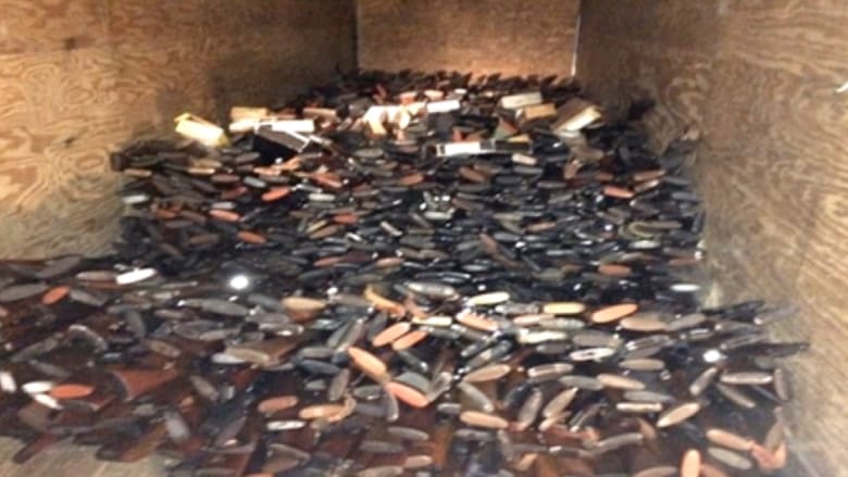 اكتشاف يذهل الشرطة الأمريكية.. أكثر من عشرة آلاف بندقية مخفية بمنزل في كارولاينا