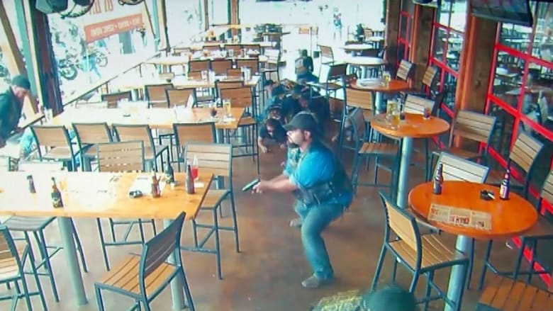 شاهد.. CNN تحصل على فيديو جديد لمشاجرة دامية بالأسلحة داخل مطعم أمريكي بين راكبي الدراجات النارية