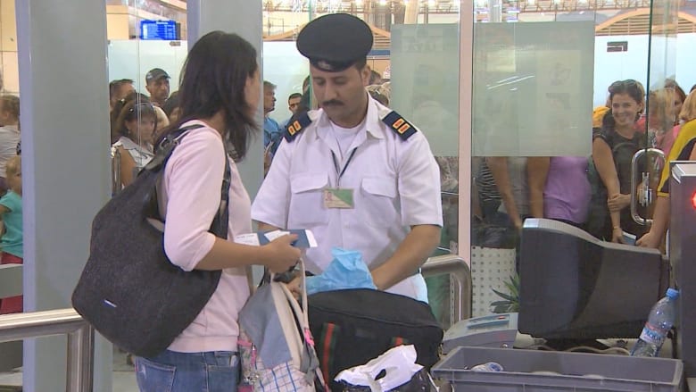 كاميرا CNN تتجول بـ"حدود" داخل مطار شرم الشيخ.. الإجراءات الأمنية تحت الفحص والرقابة في ظل الشكوك بعد سقوط الطائرة الروسية