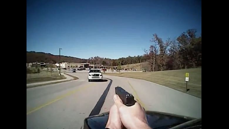 شرطي يطلق النار على إمرأة تقود سيارة مسروقة.. شاهد بالفيديو ماذا حصل له 