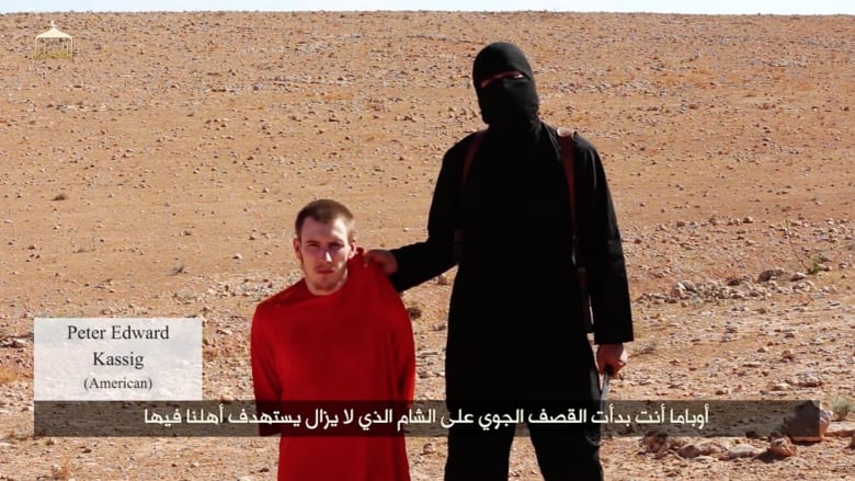 بعد استهدافه بغارة.. كيف كان "الجهادي جون" سفاح داعش يراقص ضحاياه ويتلذذ بتعذيبهم
