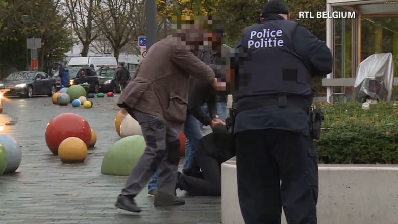 شاهد.. لحظة اعتقال 5 أشخاص على صلة بهجمات باريس في بلجيكا