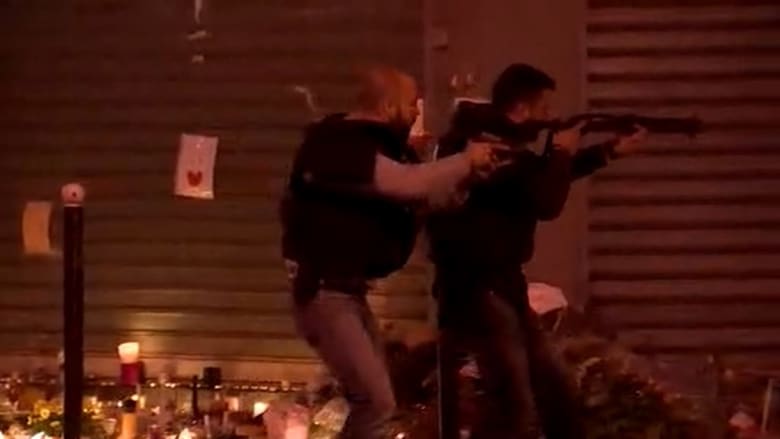 الكاميرا توثق لحظات التدافع خارج مطعم “لو بيتيت كبموديا” في باريس