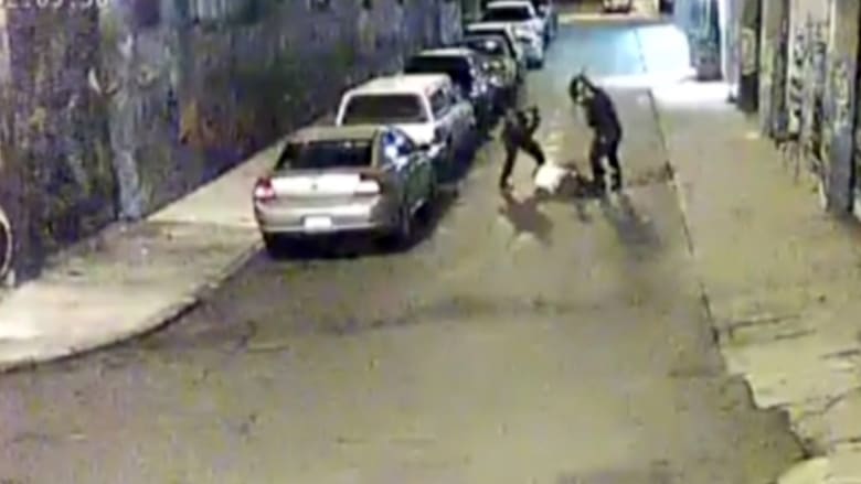 بالفيديو.. "علقة ساخنة" لمتهم بسرقة سيارة العمدة تثير انتقادات لشرطة كاليفورنيا