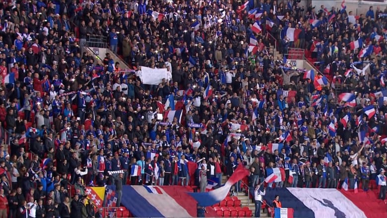 عشرات الآلاف يتحدون رعب هجمات داعش ويتضامنون مع فرنسا في ملعب ويمبلي